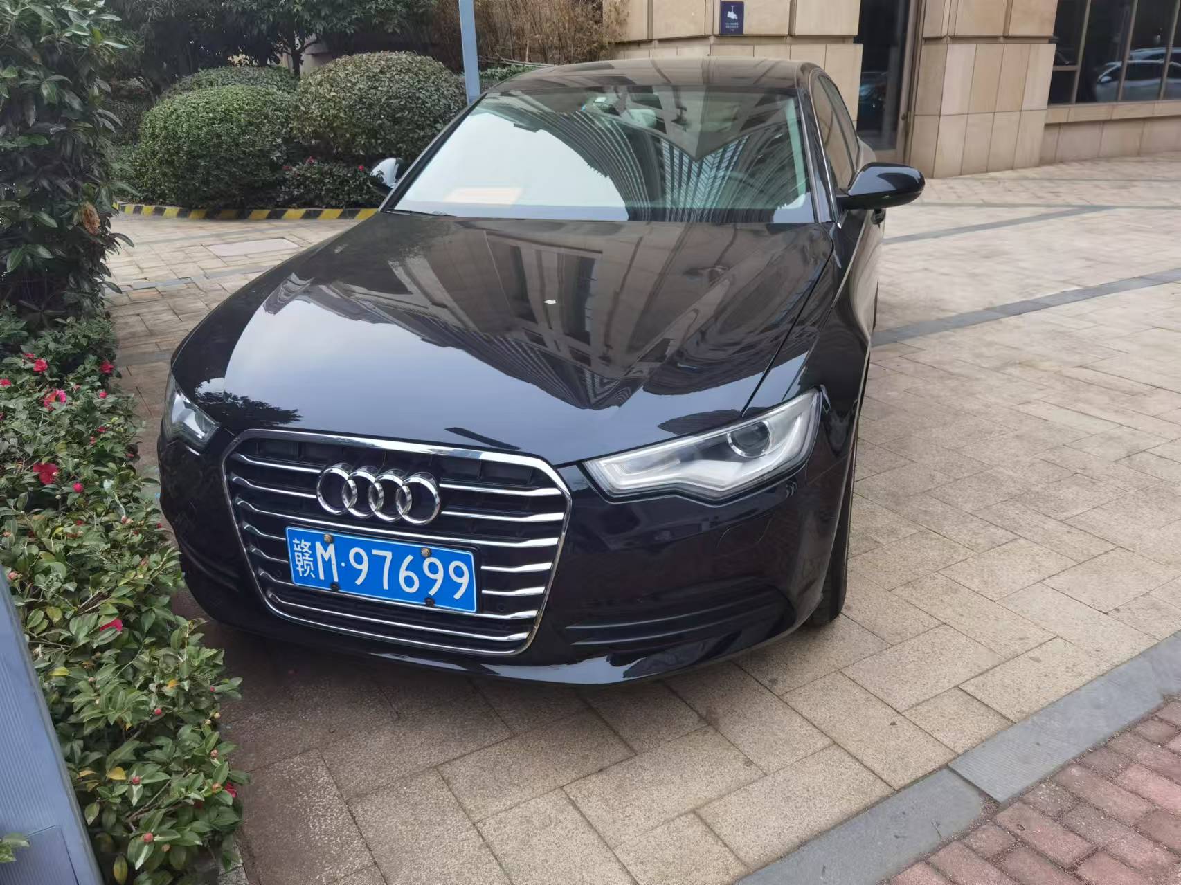 奧迪牌小型轎車一輛拍賣會